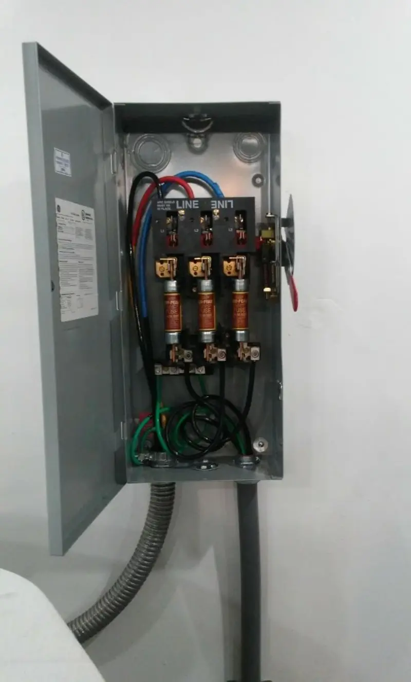 Three-phase disconnect switch installed for Smoke Detector Installation in Andalusia